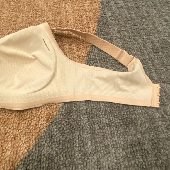 Comfelie Airlite Breathable Seamless Wireless Bra Medium Nude Scalloped Molded - Picture 6 of 7